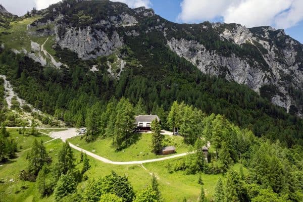 Refuge Erjavceva au col de Vrsic en été