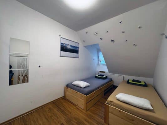 Réservez votre hébergement, chambre privée ou lit au col de Vršič, entre Kranjska Gora, la source de la rivière Soča et Trenta. Chambre double dans la cabane Erjavčeva Vršič Kranjska Gora