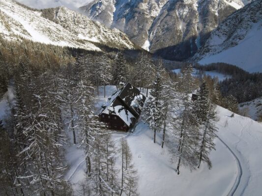Découvrez le charme du Vršič Mountain Lodge Erjavčeva koča : Un joyau caché dans les Alpes juliennes