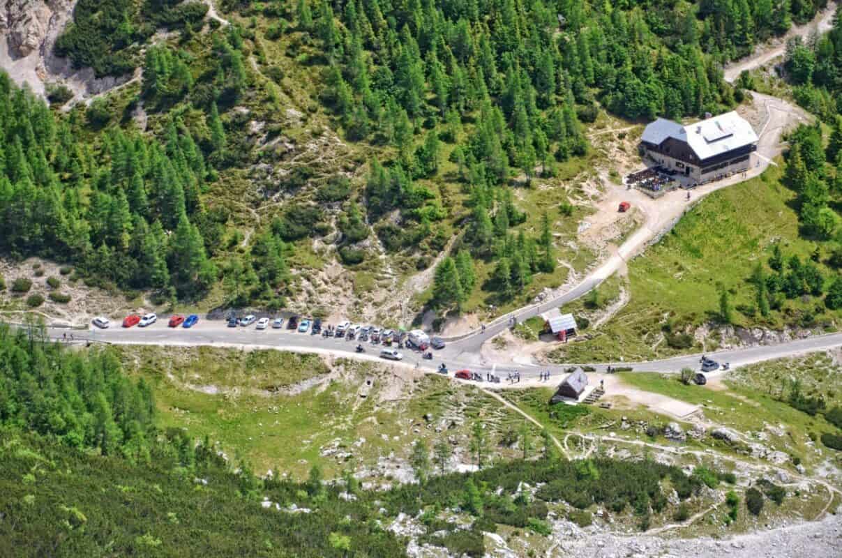 La route qui traverse Vršič sera rouverte, les travaux de rénovation se poursuivront à l'automne 2025