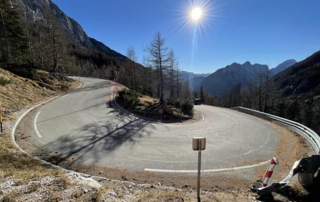 La route qui traverse Vršič sera rouverte, les travaux de rénovation se poursuivront à l'automne 2025